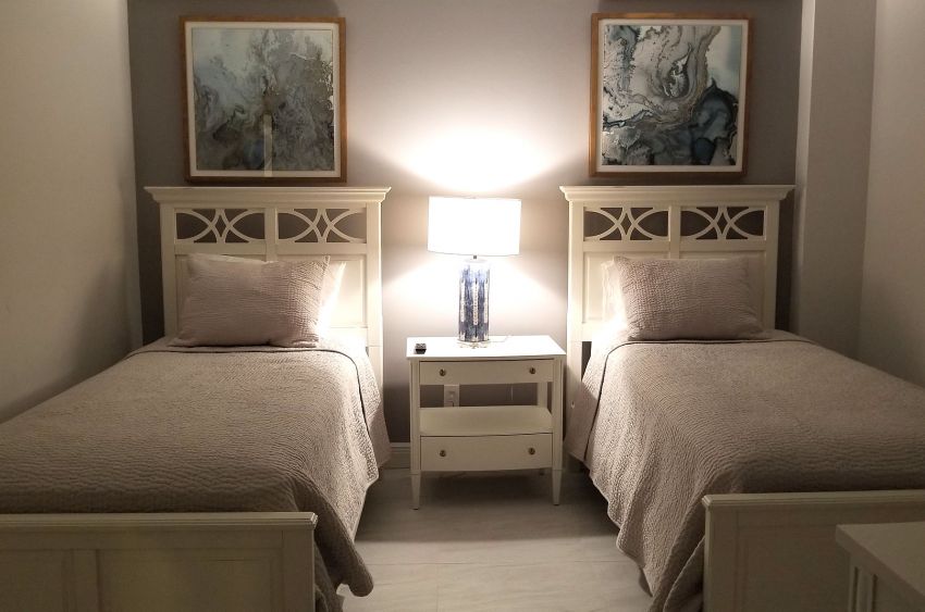 Guest bedroom with twin beds (can be made into king size bed)
