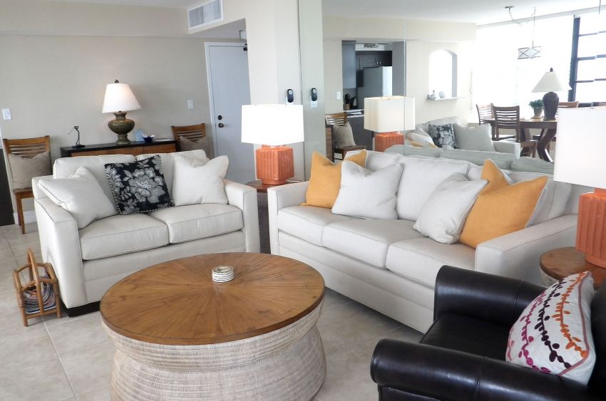 Large living area - great for entertaining!