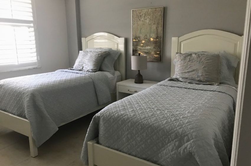 Guest bedroom with twin beds